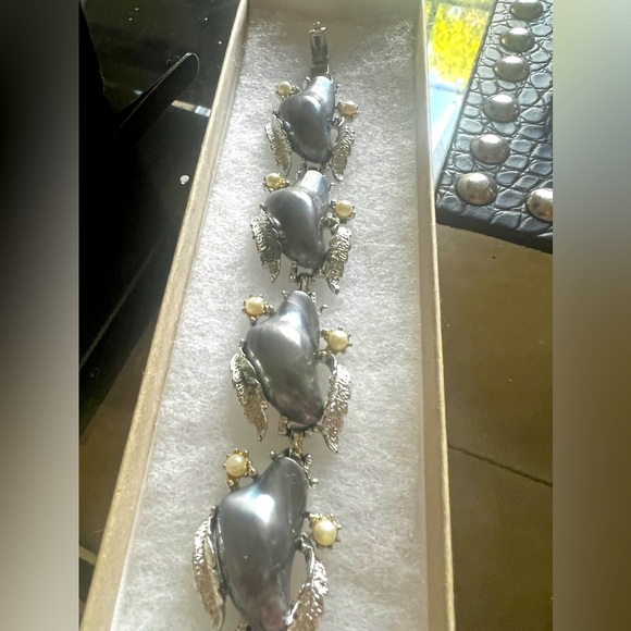 Set of Coro gray Thermoset and Pearl necklace, earrings and bracelet. Vintage! - Picture 5 of 7